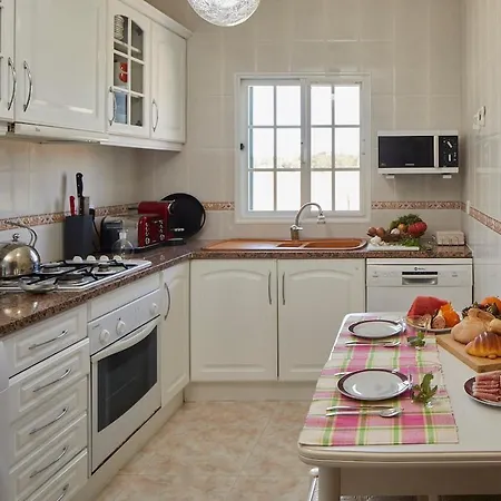 Дом отдыха Fantastic House On Manta Rota